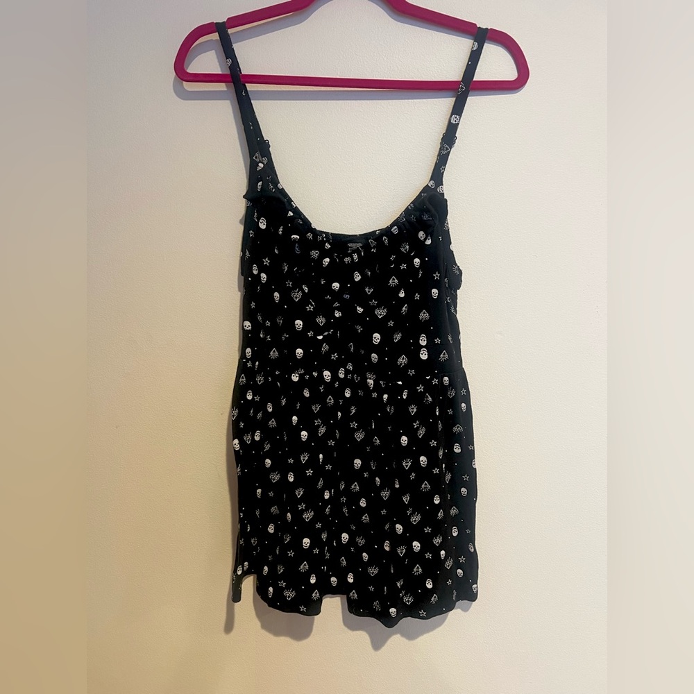 Black Skull Print Ruffle Tank Top - Picture 2 of 4